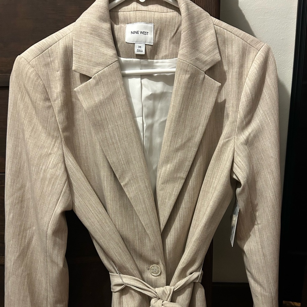 Nine West suit size 6 pants and Medium jacket never worn